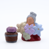 Fleuriste et son seau de fleurs produit santons