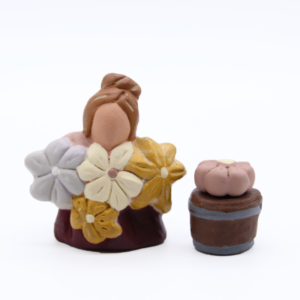 Jeune fleuriste et son seau de fleur